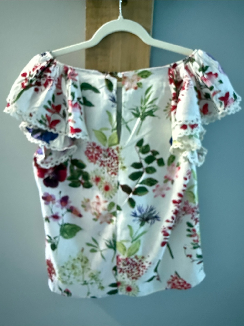 Christian Siriano White Floral Flutter Sleeve Blouse - Picture 7 of 8